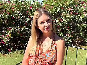 Rebecca, belle blonde, veut deux bites pour baiser