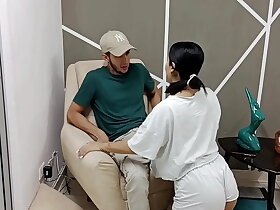 INTERCAMBIO DE FAVORES ENTRE HERMANASTROS RESULTA EN UNA GRAN FOLLADA .